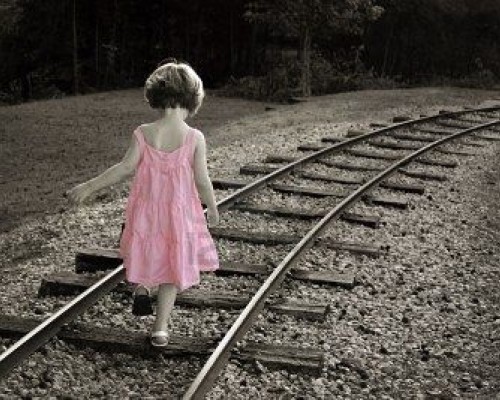 Poema "La Niña Sola " por Tangarana | Poematrix